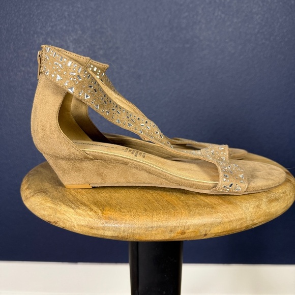 Cloudwalkers NWOT “Holly” Embellished Tan Wedge Sandals, Size 10 WIDE - Picture 4 of 7